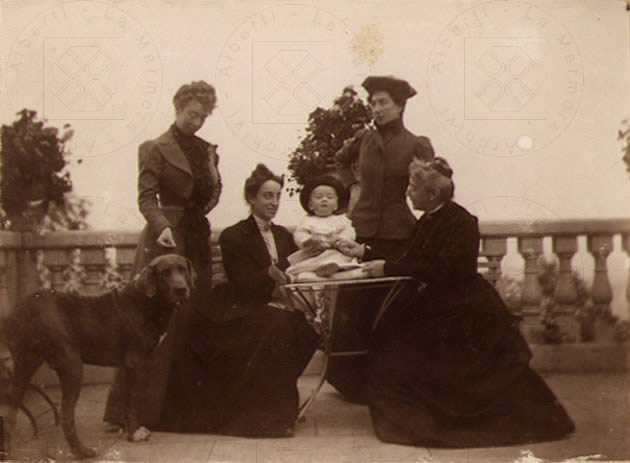 Guglielmo Alberti bambino sul belvedere di PalazzoLa Marmora a Biella, con la madre e la nonna, 1900